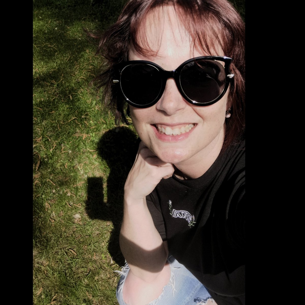 BrittaTabrit's tweet image. #spring #springfeeling #springvibes #springiscoming #springisintheair #springishere #trees #bluesky #sunshine #sunnyday #greengrass #sunglasses #simplyme