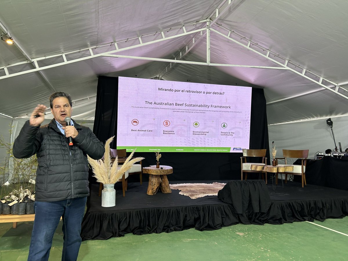 maguilarbenitez's tweet photo. Danilo Grandini de Phibro nos habla del modelo australiano y de que la Mayor eficiencia mos lleva a menos emisiones de C, tecnología con lectura de comedero con robot es más eficiente en la Jornada #LasChilcas #Phibro y #Teknal https://t.co/lpVGiibSxM