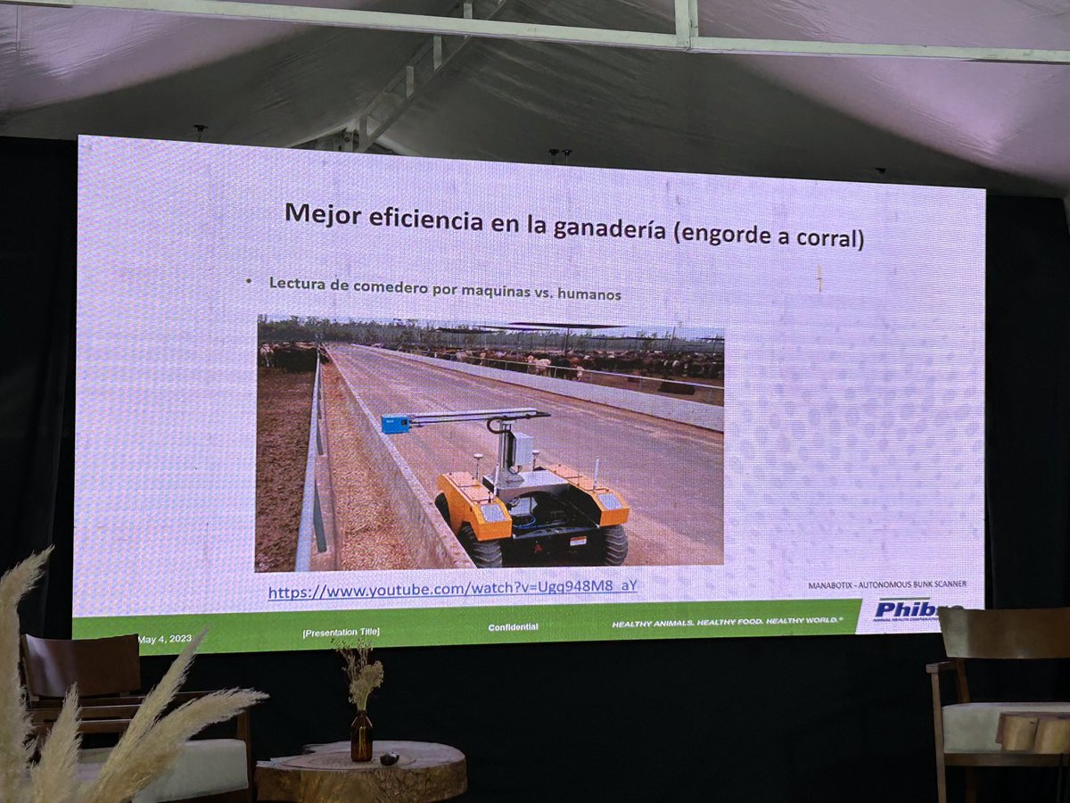 maguilarbenitez's tweet photo. Danilo Grandini de Phibro nos habla del modelo australiano y de que la Mayor eficiencia mos lleva a menos emisiones de C, tecnología con lectura de comedero con robot es más eficiente en la Jornada #LasChilcas #Phibro y #Teknal https://t.co/lpVGiibSxM