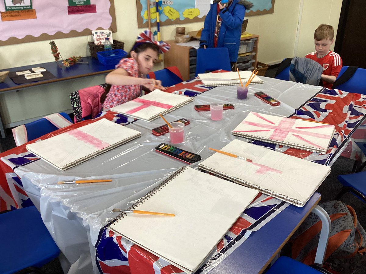 StDavidsCiWPrm's tweet photo. Dosbarth Usk have finished their crowns from @Literacy_Trust drawn along! They look amazing! #stdavidsciwusk #stdavidsexpressivearts https://t.co/ixrDlQ66wj