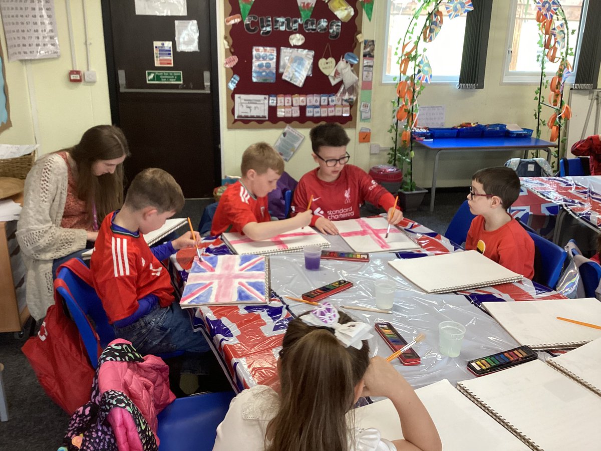 StDavidsCiWPrm's tweet photo. Dosbarth Usk have finished their crowns from @Literacy_Trust drawn along! They look amazing! #stdavidsciwusk #stdavidsexpressivearts https://t.co/ixrDlQ66wj