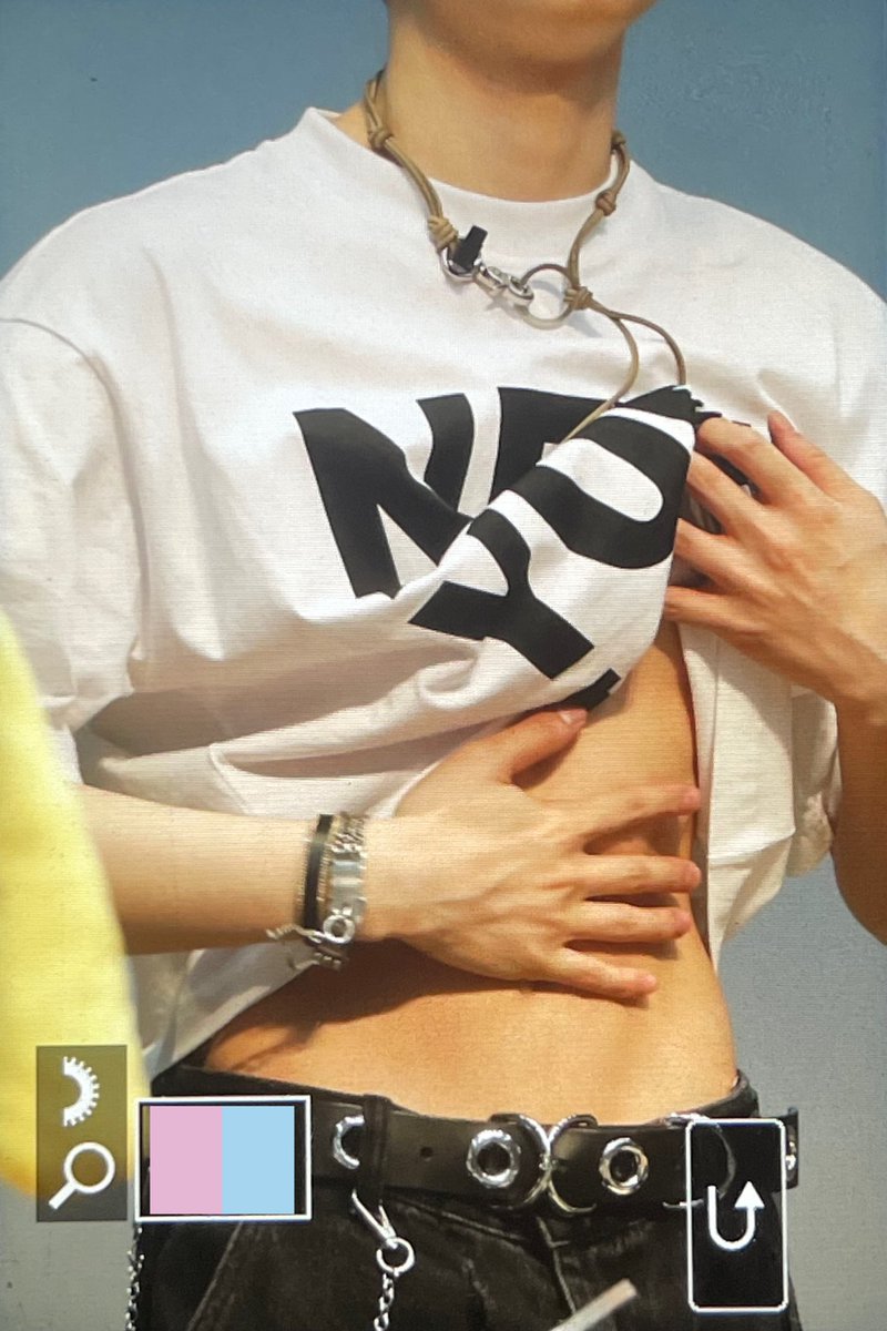 cakejiseok's tweet photo. our Villains, today in May 4th 2023, we are all witnessing Kwak Jiseok showing his abs in public with sunglasses. i suggest you to take care your health more after this https://t.co/4hXgp3OEbW