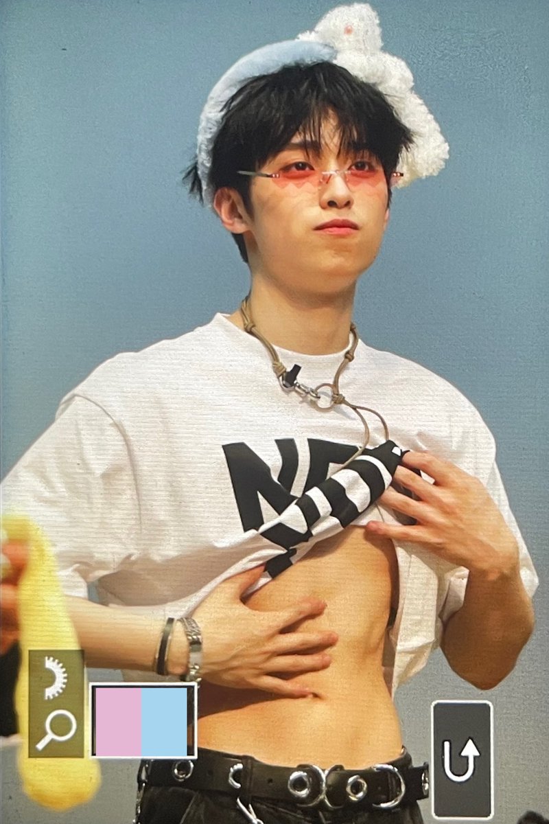 cakejiseok's tweet photo. our Villains, today in May 4th 2023, we are all witnessing Kwak Jiseok showing his abs in public with sunglasses. i suggest you to take care your health more after this https://t.co/4hXgp3OEbW