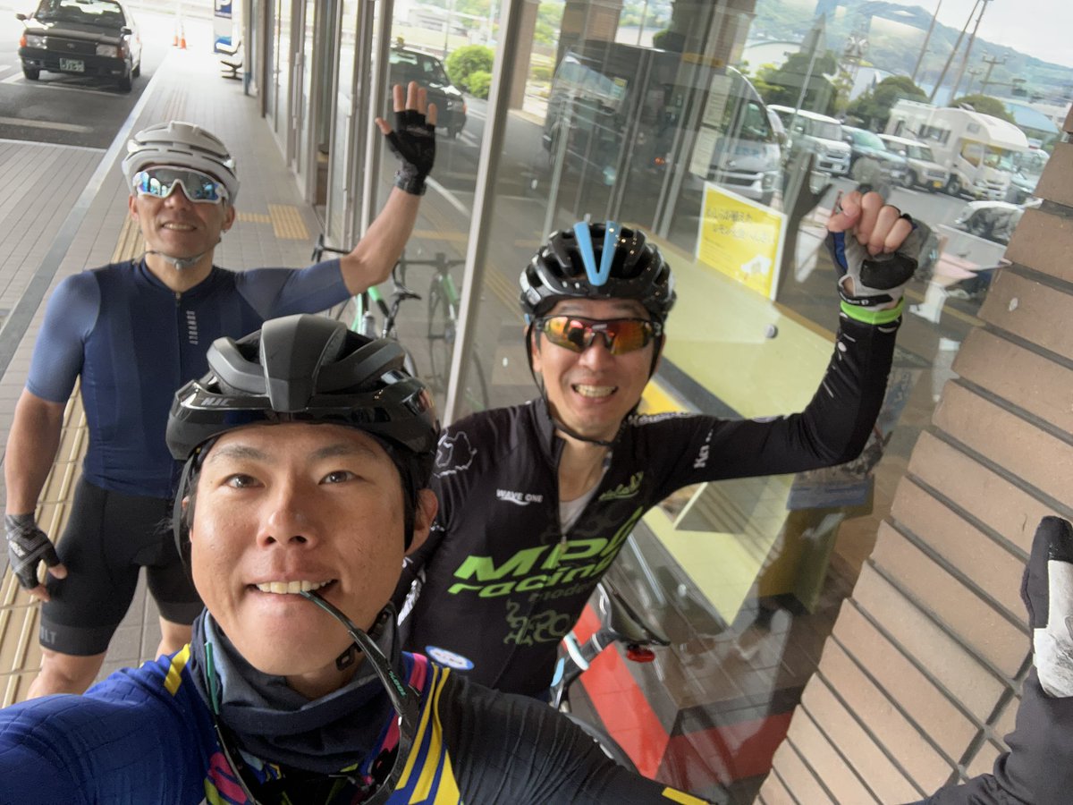 Mtakuya19's tweet photo. 広島は明日から雨。
GW最後のサイクリングは旧友と江田島を走りました。
サイクリングとは言ったもののこのメンバーは速度が落ちない。
僕で30。誰かさんは35以上で走る。
楽しければサイクリングです。
#ちゃらいど #ロードバイク #サイクリング #広島サイクリング #自転車 https://t.co/K7FUJj8otL
