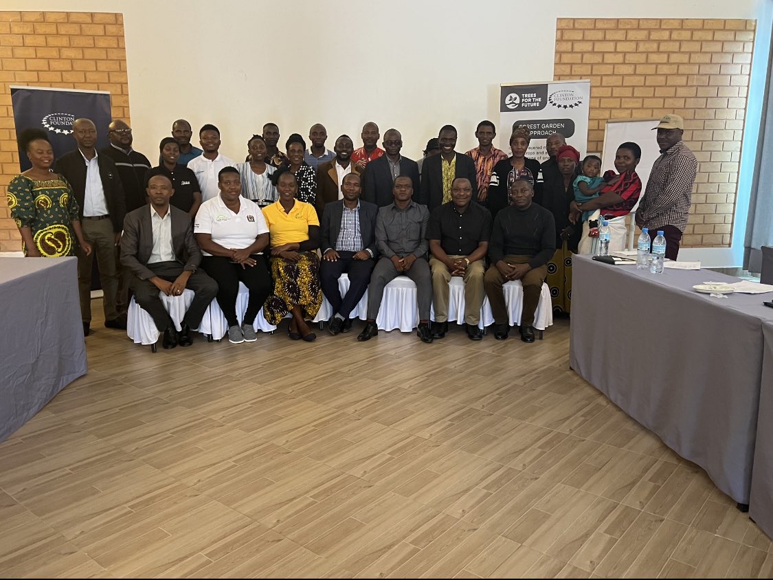 We fianally concluded our session with the team from the Minisitry of Agriculture on the value of ⁦<a href="/ClintonFdn/">Clinton Foundation</a>⁩ supported Community Agribusiness approach in Iringa in helping farmers help themselves in meeting household food security and put more money into their pockets.