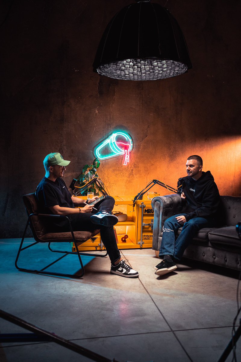 Zakladatel tvého oblíbeného sneaker storu a jeden z nejvíc OG sneakerheadů v naší kotlině Peti Hajduček se zastavil na pokec v Mike:ON podcastu. 🎙️ Podcast vychází dnes ve 20:00 na Youtube kanále Mike:ON a také na streamovacích platformách. 👉  rb.gy/zejzh