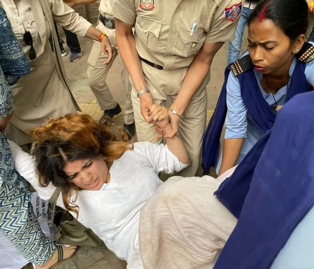 KotaSfi's tweet photo. #SFI #Delhi के नेतृत्व में भारतीय कुश्ती महिला खिलाड़ियों के न्याय को लेकर रैली का आयोजन किया गया था । दिल्ली पुलिस ने शर्मनाक कार्यवाही करते हुए #जेएनयू की छात्र संघ अध्यक्षा Aishe Ghosh  के साथ अन्य कार्यकर्ताओं को गिरफ्तार किया।

#ShameOnDelhi

#UniteForWrestlers https://t.co/vMztTfJJE4
