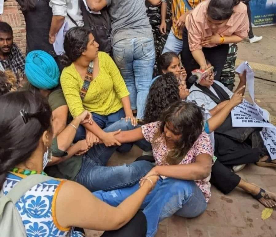 KotaSfi's tweet photo. #SFI #Delhi के नेतृत्व में भारतीय कुश्ती महिला खिलाड़ियों के न्याय को लेकर रैली का आयोजन किया गया था । दिल्ली पुलिस ने शर्मनाक कार्यवाही करते हुए #जेएनयू की छात्र संघ अध्यक्षा Aishe Ghosh  के साथ अन्य कार्यकर्ताओं को गिरफ्तार किया।

#ShameOnDelhi

#UniteForWrestlers https://t.co/vMztTfJJE4