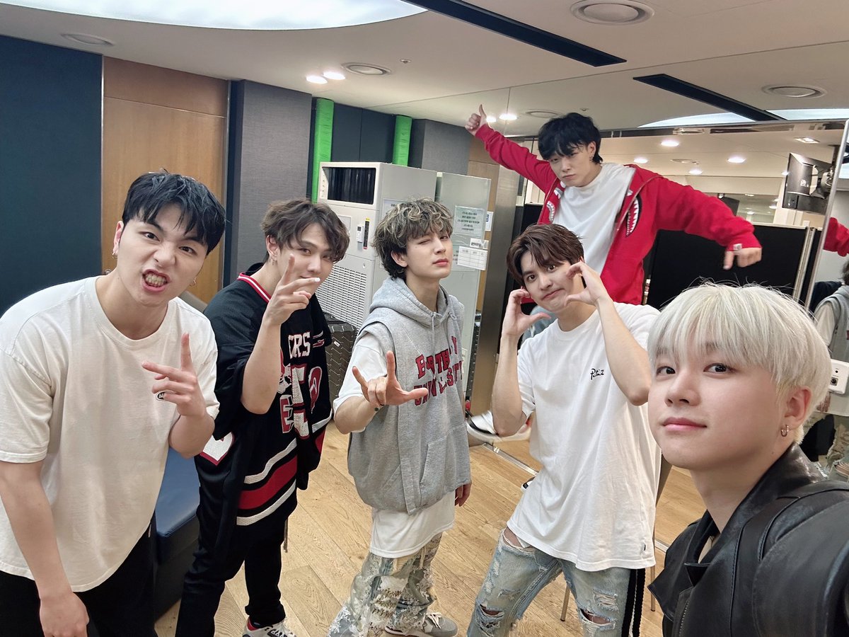 FAVHANBlN's tweet image. minhas vidas, eu estou tão orgulhosa de vocês, continuem fortes e felizes pq sempre estarei torcendo pelo sucesso do ikon!