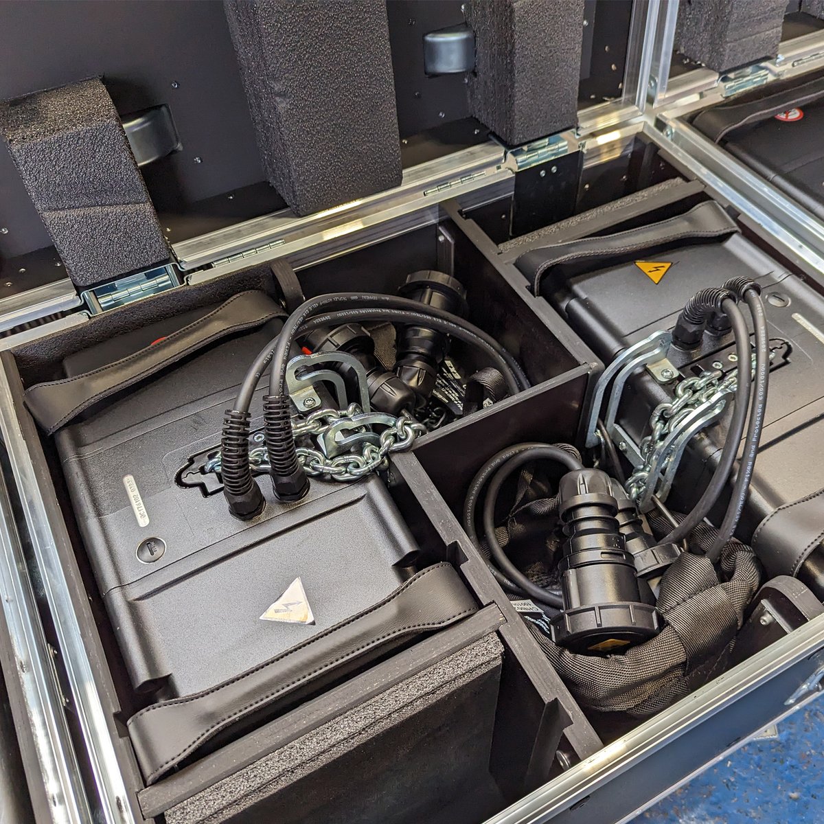 EnlightenedLx's tweet image. Truss Moving.
Our new stock of 500kg EXE Rise D8 Plus, Electric Chain Hoists arrive, flightcased and ready for hire.

enlx.co.uk/hire/rigging/h…

#enlx #rigging #eventrigging #rigger #stagecrew #staging #liveevents #eventprofs #festivals #eventproduction #IPAF #rigsafe