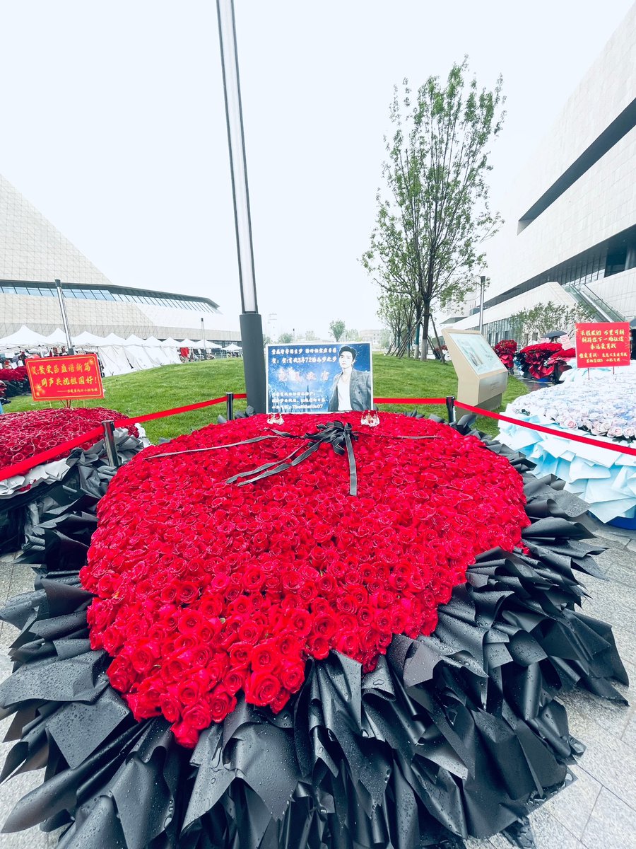 AboutXiaoZhan's tweet photo. 💗The lobster sisters who love Xiao Zhan will be  will give away these beautiful roses to every lovely XFXs outside the Xi’an Poly Theater Square at 23:35 after the end of performance of A Dream Like A Dream!

XIAO ZHAN STAGE OF DREAMS 
#RosesBloomForXiaoZhan #XiaoZhan https://t.co/PmXq9xXMGI