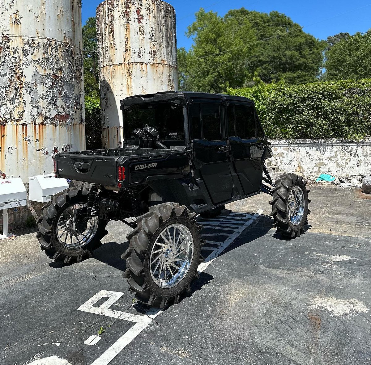 superatvtweet's tweet photo. 🔥 Another bad unit rolling out of @exxclusivemotorsports! They got this @CanAm #Defender #LonestarEdition sitting high on a #JakeMoorhead suspension lift with @kellerperformanceproducts #BallJoints, on top of an #SATV 8" #GDP portal gear lift kit! 💪⚙ #GearDrivenPerformance https://t.co/0YDzc1tea5