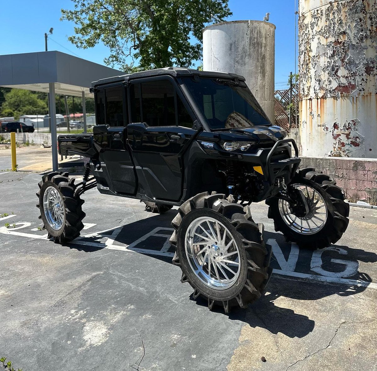 superatvtweet's tweet photo. 🔥 Another bad unit rolling out of @exxclusivemotorsports! They got this @CanAm #Defender #LonestarEdition sitting high on a #JakeMoorhead suspension lift with @kellerperformanceproducts #BallJoints, on top of an #SATV 8" #GDP portal gear lift kit! 💪⚙ #GearDrivenPerformance https://t.co/0YDzc1tea5