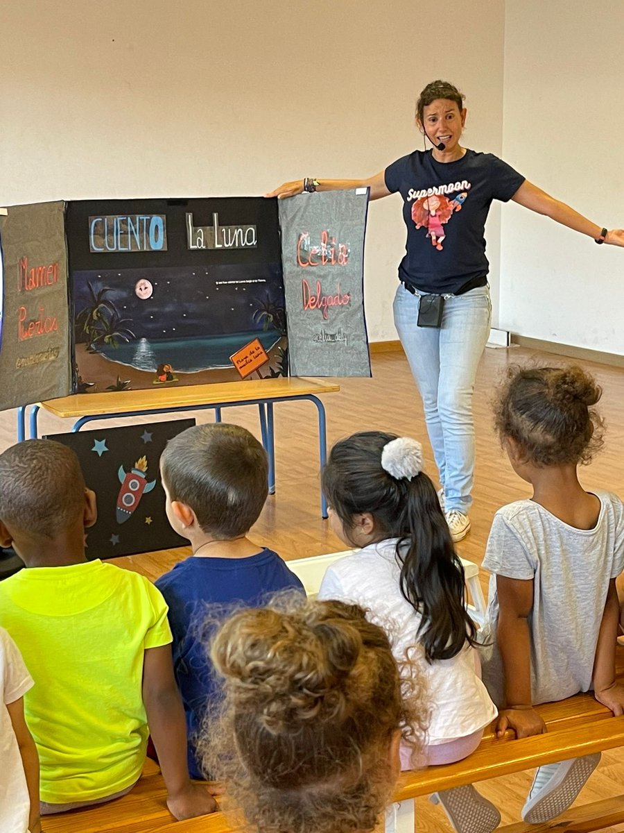 Esta semana recibimos en nuestro cole la visita de <a href="/mamenpuertasv/">mamenpuertas</a> para hacernos disfrutar de un cuentacuentos sobre su libro “La luna”, con motivo del día del libro. Gracias Mamen por tu visita, nos ha encantado conocerte. Gracias al <a href="/Aytovicar/">Ayuntamiento de Vícar</a> por cedernos el pabellón.