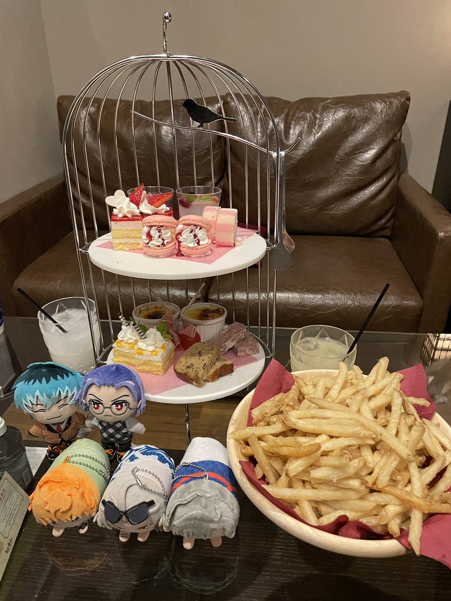 「ホテルでヒプステ鑑賞会してきたらヌン茶とデカ盛りポテトついてきて死ぬほど笑ったし」|おやつ🍖肉🍖のイラスト