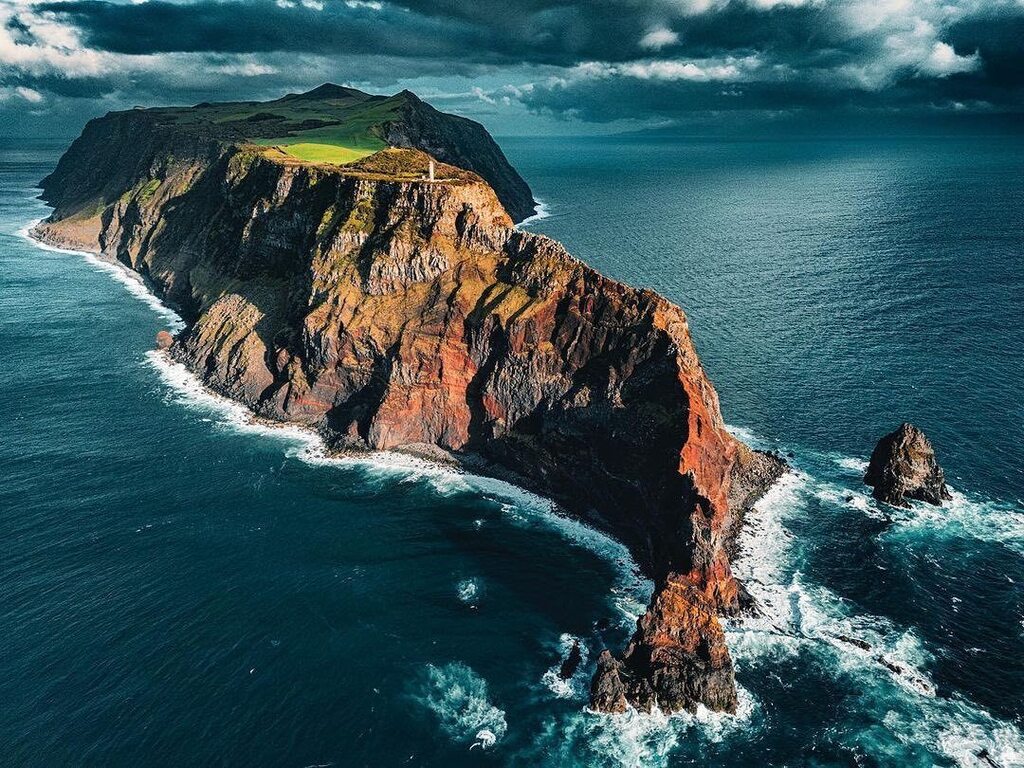 Se gostaste do conteúdo deixa um comentário e um like, partilha e segue a conta do @azoreswhatelse 

Photo by tom_drglr Quand j’ai commencé à organiser mon voyage et à chercher des spots photos sympas sur une carte, j’avais rapidement repéré cet endroit à la pointe Nord Oues…