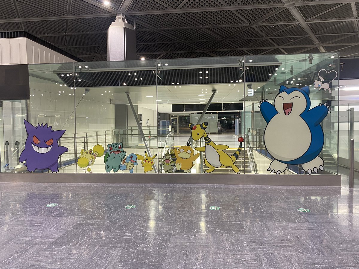 PokemonjetLover's tweet photo. 昨日公開されたばかりの成田空港第1ターミナルの「そらとぶピカチュウプロジェクト」コラボの装飾を早速本日撮影。南北ウイングでそれぞれ2箇所ずつあるものの、非制限エリアから障害物等が無くクリアに撮れるのは南ウイングの1箇所だけでした…。ちょっと残念。
#そらとぶピカチュウプロジェクト https://t.co/wHILKJEcAm