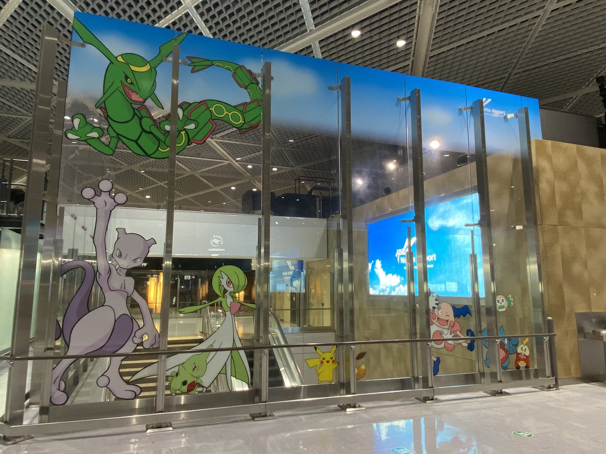 PokemonjetLover's tweet photo. 昨日公開されたばかりの成田空港第1ターミナルの「そらとぶピカチュウプロジェクト」コラボの装飾を早速本日撮影。南北ウイングでそれぞれ2箇所ずつあるものの、非制限エリアから障害物等が無くクリアに撮れるのは南ウイングの1箇所だけでした…。ちょっと残念。
#そらとぶピカチュウプロジェクト https://t.co/wHILKJEcAm