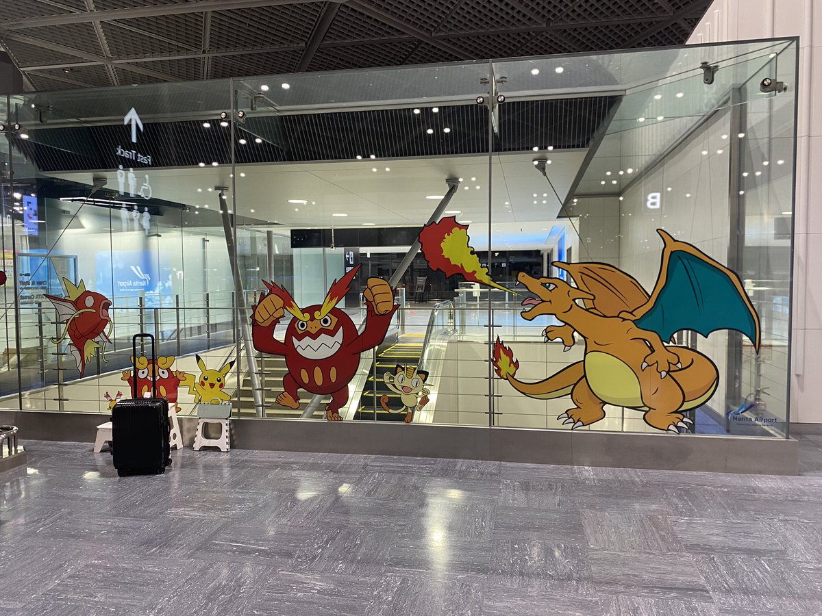 PokemonjetLover's tweet photo. 昨日公開されたばかりの成田空港第1ターミナルの「そらとぶピカチュウプロジェクト」コラボの装飾を早速本日撮影。南北ウイングでそれぞれ2箇所ずつあるものの、非制限エリアから障害物等が無くクリアに撮れるのは南ウイングの1箇所だけでした…。ちょっと残念。
#そらとぶピカチュウプロジェクト https://t.co/wHILKJEcAm