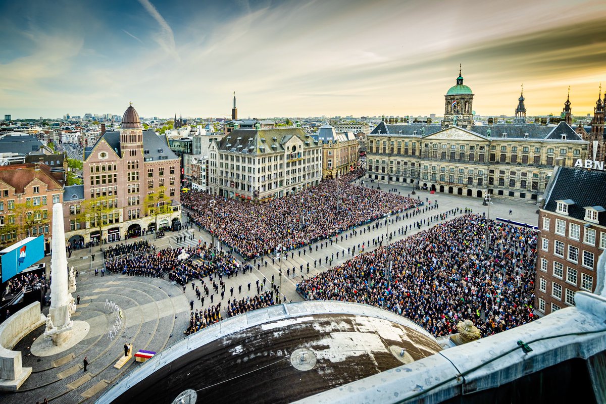 NLinCanada's tweet image. Today we commemorate victims of war, including the Canadians who lost their lives liberating the Dutch during #WWll. 

At 2pm ET, we observe 2 minutes of silence to remember them. Join the ceremony at Dam Square live  at 1:50pm ET : bvn.tv/bvnlive.

📷: Ben Houdijk