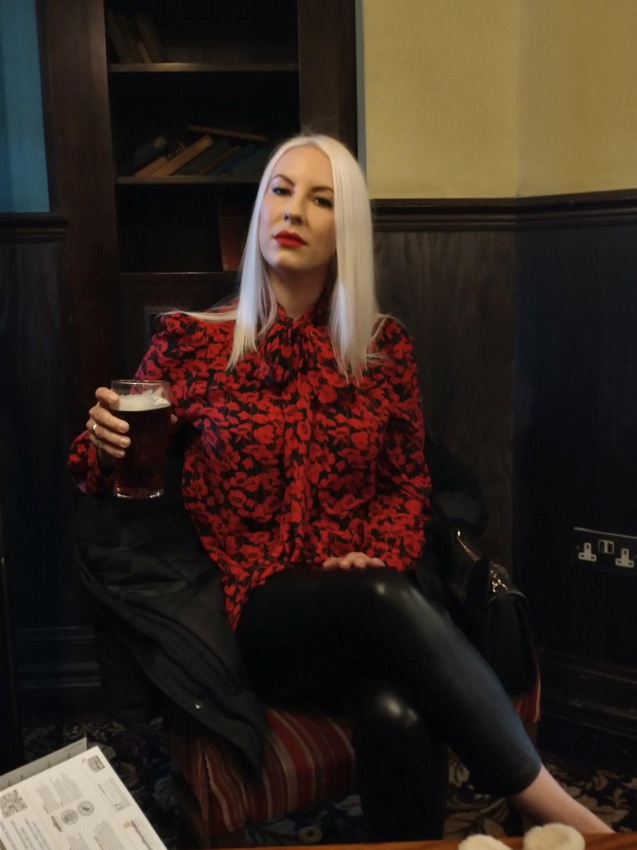 RachaelRumancek's tweet image. Cheers, friends. Say cheese ( there&apos;s one of me smiling but it&apos;s too terrifying to show).

#wetherspoons #pub #travel #wales