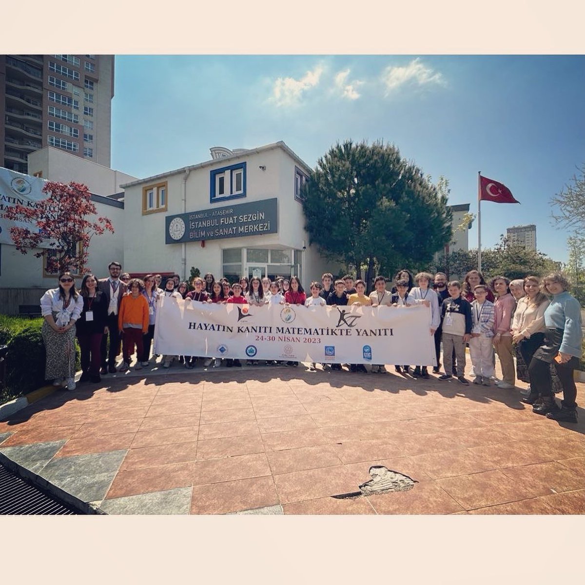 sezer_arbag's tweet photo. TÜBİTAK Matematik yılı özel çağrısı kapsamında desteklenen “Hayatın Kanıtı Matematikte Yanıtı” isimli projeyi tamamlamanın gururunu yaşıyorum. 
Matematikçi öğretim üyelerinin ve öğretmenlerin yanı sıra matematik yapmaktan sıkılmayan 30 öğrenci ile muazzam bir hafta geçirdik. https://t.co/3kLJLyDvKd