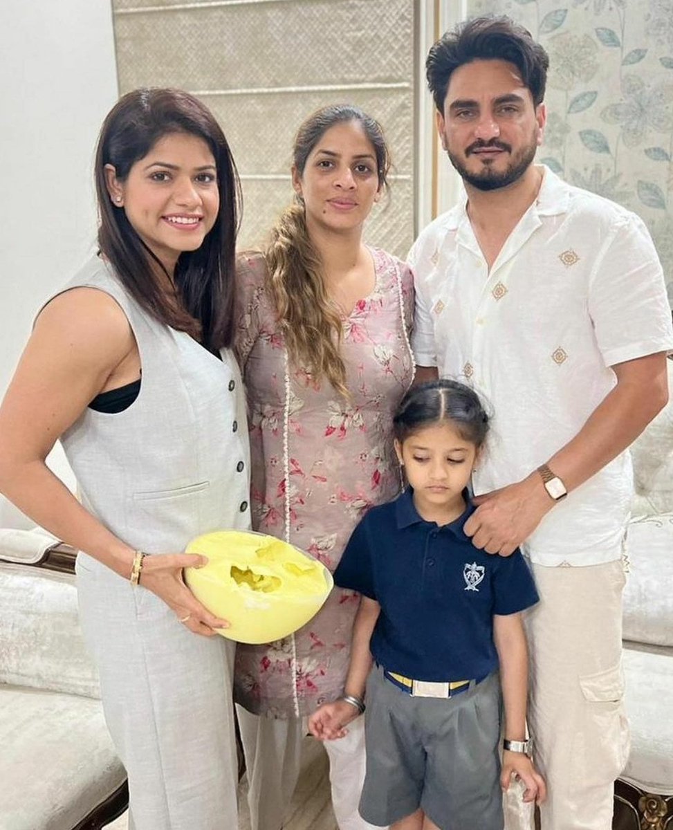 Kulwinder Billa's daughter and wife's pictures have gone viral on social media. The singer is seen posing with them in the pictures, which are being liked by his fans. #KulwinderBilla @KulwinderBilla1