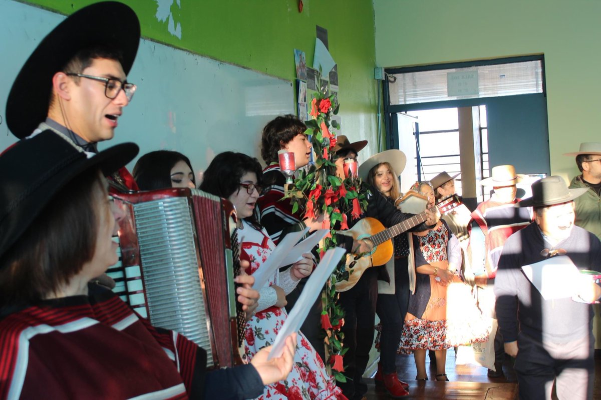LiceodeCoronel's tweet photo. En el marco de la celebración de la Cruz de Mayo, este martes, estudiantes profesores y asistentes de la educación de nuestro Liceo de Coronel, realizaron la tradicional festividad religiosa. https://t.co/YOoaIY9QPJ