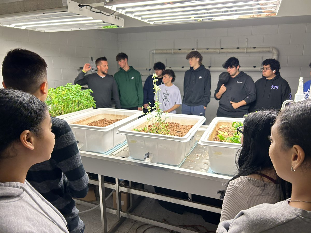 OBHSMrWasserman's tweet photo. #CrossCurricularEducation. #OBHSEarthScience Mars Project visited the @OB_EngDesign @BevSheeran to see the #HydroponicFarm @FazioSally https://t.co/nCGQB1tYuz