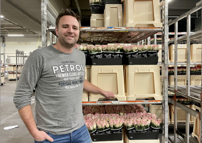 Wim Ammerlaan (39) is responsible for the ins and outs of Rosa Plaza. "If everyone does their bit it works out in the end," he says. Read how Rosa Plaza deals with peak.

royalfloraholland.com/en/news-2023/w…