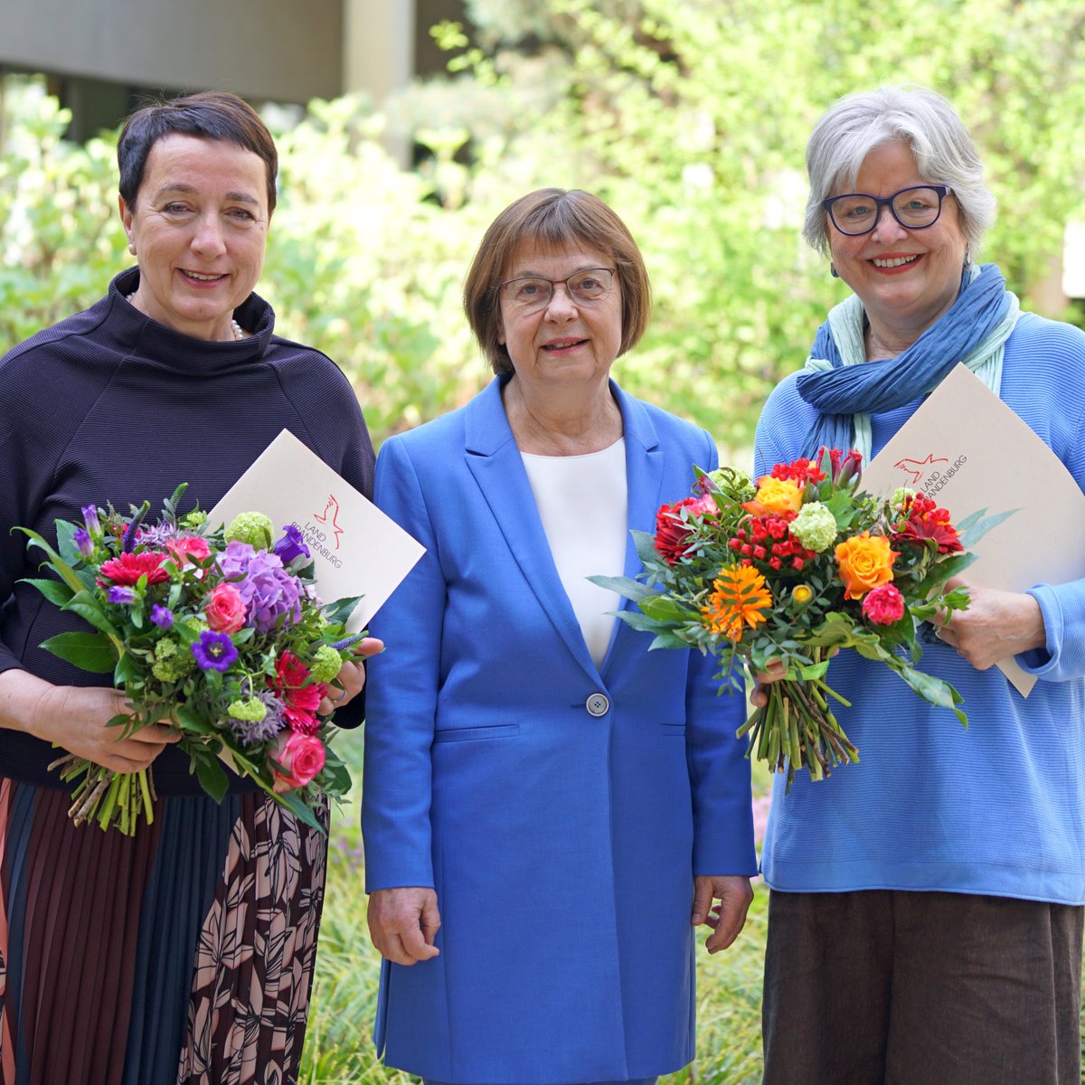 Führungswechsel bei Stiftung „Hilfe für Familien in Not“. Ministerin <a href="/UNonnemacher/">Ursula Nonnemacher</a> dankt langjähriger Vorstandsvorsitzender:„Ute Tenkhof hat die Stiftung mit Umsicht durch schwierigste Zeiten manövriert." Glückwunsch an Nachfolgerin, Landesbehindertenbeauftragte <a href="/ArmbrusterJanny/">Janny Armbruster</a>