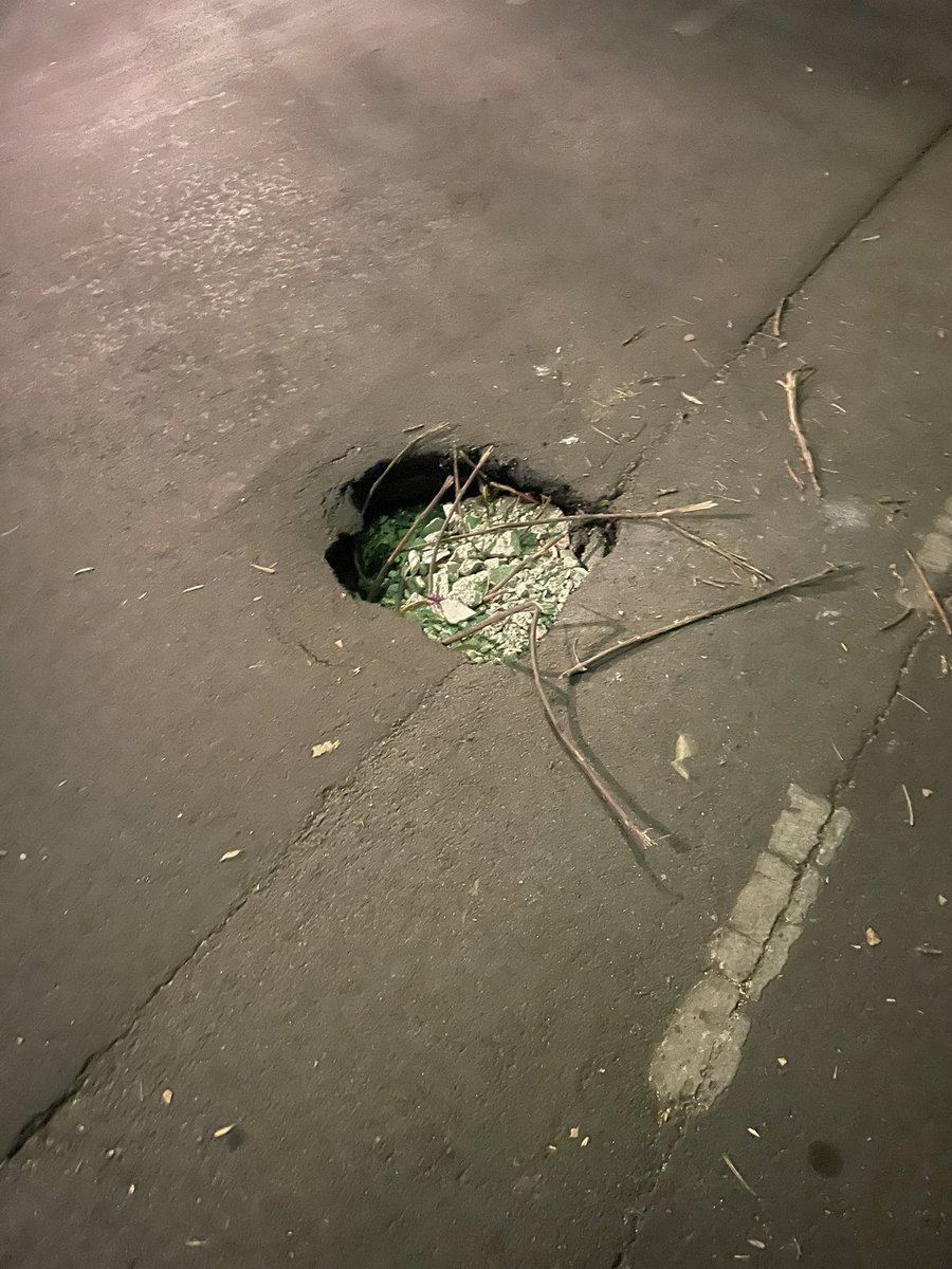 AlosGallo's tweet photo. Se está generando socavón sobre avenida zempoaltecas esquina hacienda de las carretas, peligro para autos de noche ya que no se ve @MargaretSaldana @AzcapotzalcoMx su apoyo por favor https://t.co/YigcOLxAwH