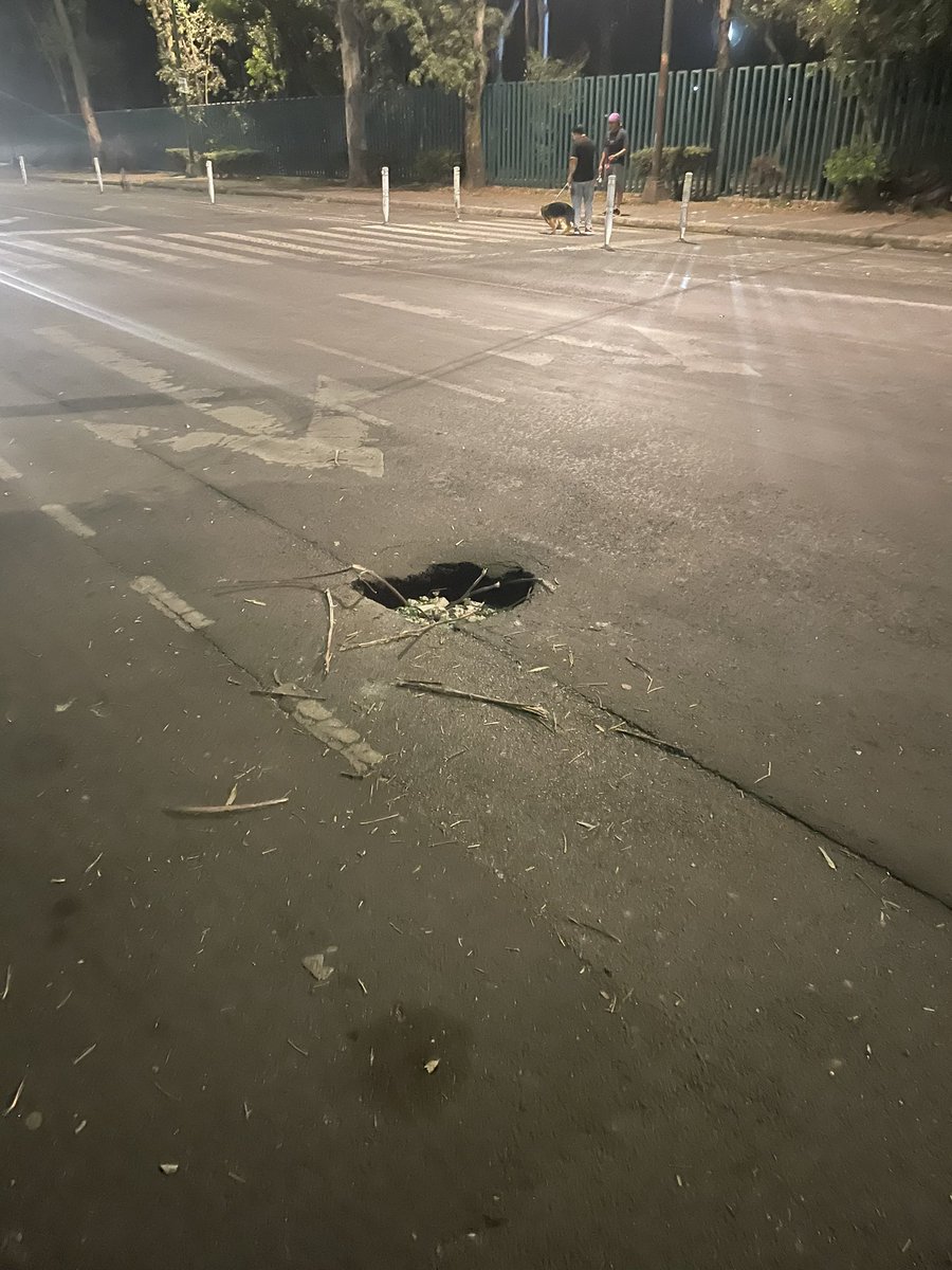 AlosGallo's tweet photo. Se está generando socavón sobre avenida zempoaltecas esquina hacienda de las carretas, peligro para autos de noche ya que no se ve @MargaretSaldana @AzcapotzalcoMx su apoyo por favor https://t.co/YigcOLxAwH