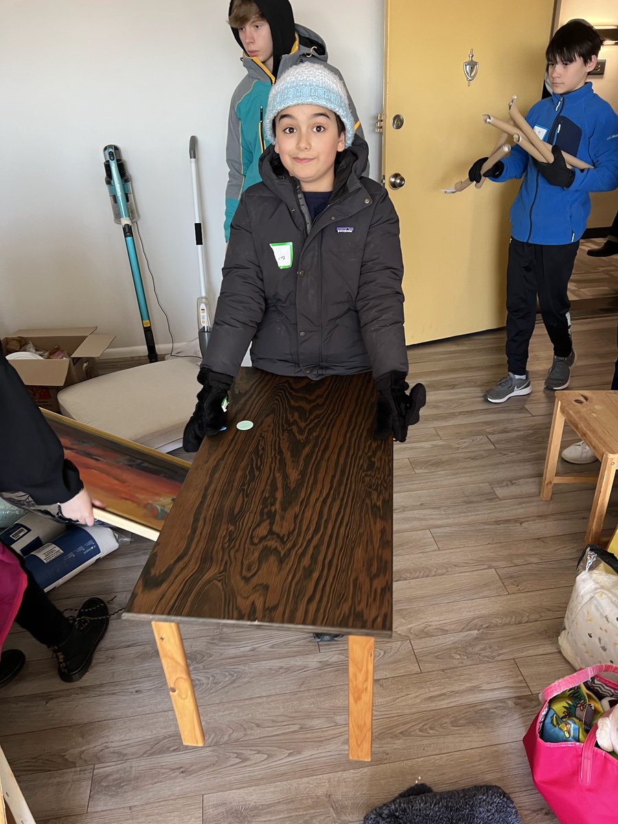 HNB_US's tweet photo. Help! We need more lamps, side tables, coffee tables, and sofas! Reach out to info@homesnotborders.org if you can do a donation drive for us in your neighborhood, church, temple or club. TYSM fab supporters! #welcomerefugees #refugeeswelcome #homesnotborders https://t.co/5AZxDIPxzK