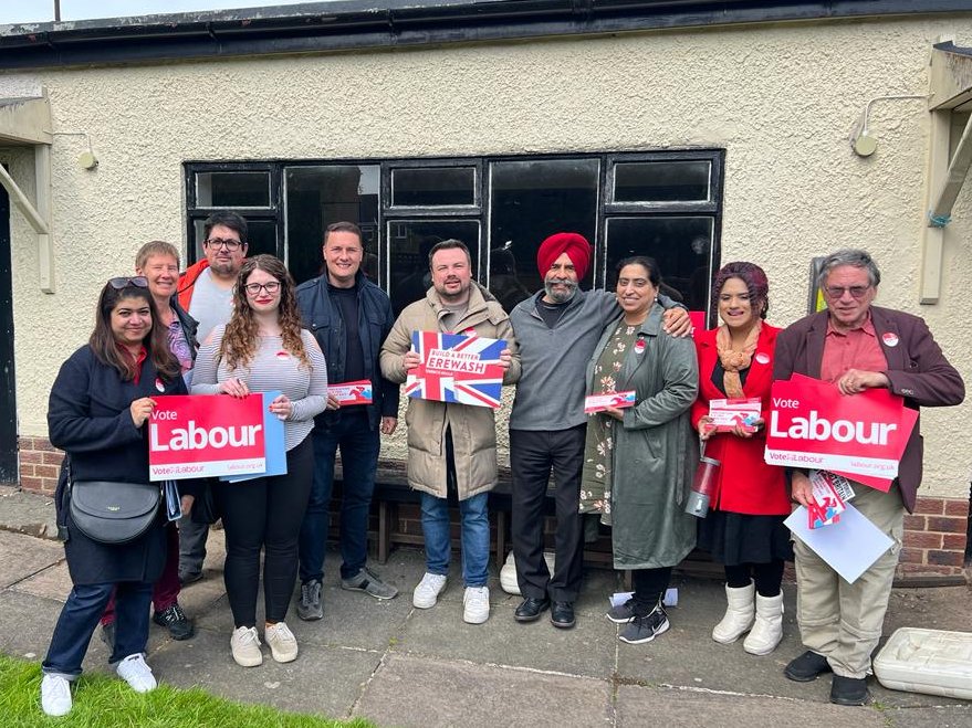 Jas_Athwal's tweet photo. Back knocking on doors with @wesstreeting for local elections - some things never change! 

Our brilliant @redbridgelabour @IlfordSouthCLP @IlfordNorthCLP teams are out on the doorstep in Erewash today getting out the vote for @ErewashLabour 

#VoteLabour https://t.co/ikKZU8Of2s