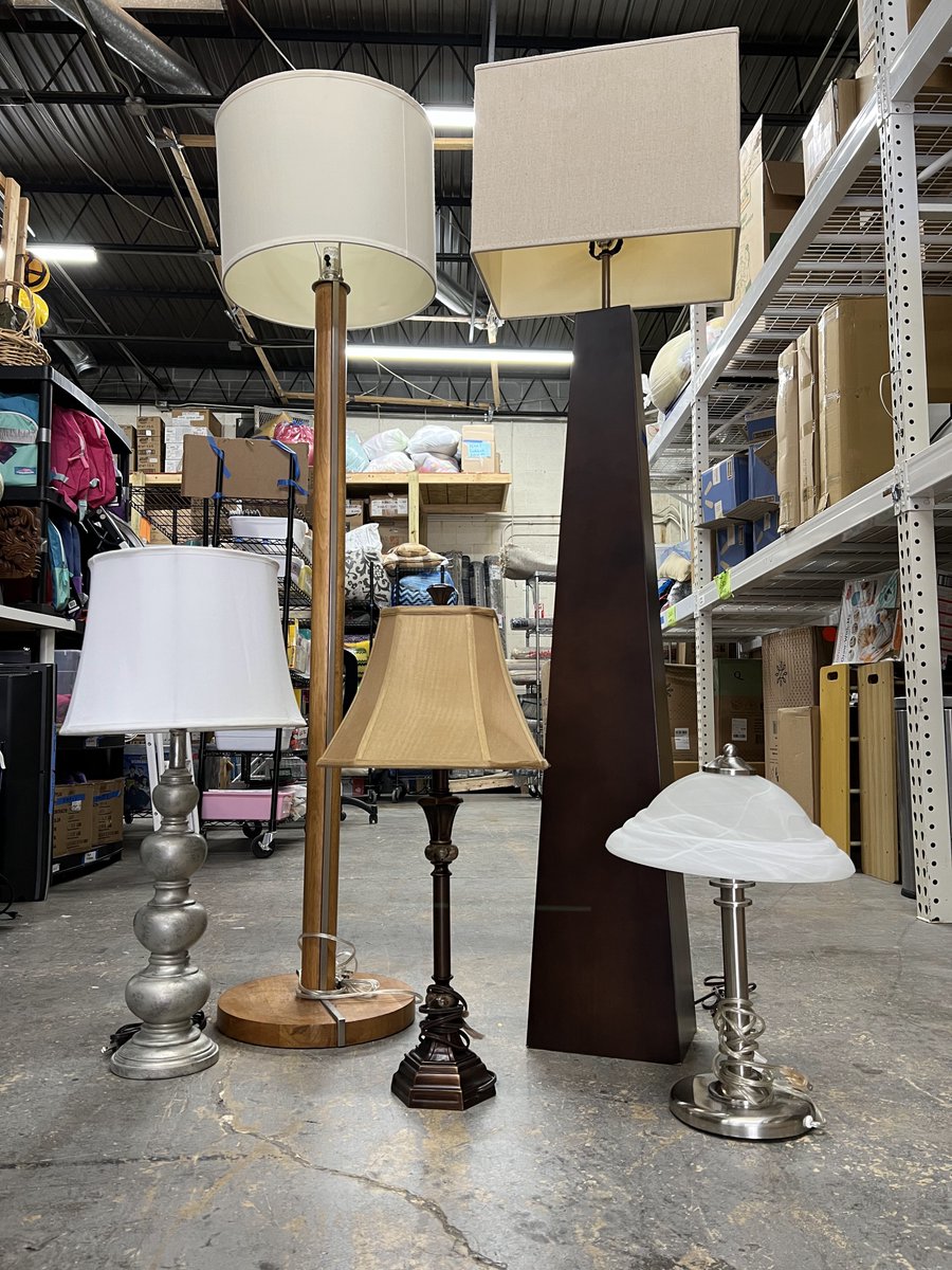 HNB_US's tweet photo. Help! We need more lamps, side tables, coffee tables, and sofas! Reach out to info@homesnotborders.org if you can do a donation drive for us in your neighborhood, church, temple or club. TYSM fab supporters! #welcomerefugees #refugeeswelcome #homesnotborders https://t.co/5AZxDIPxzK