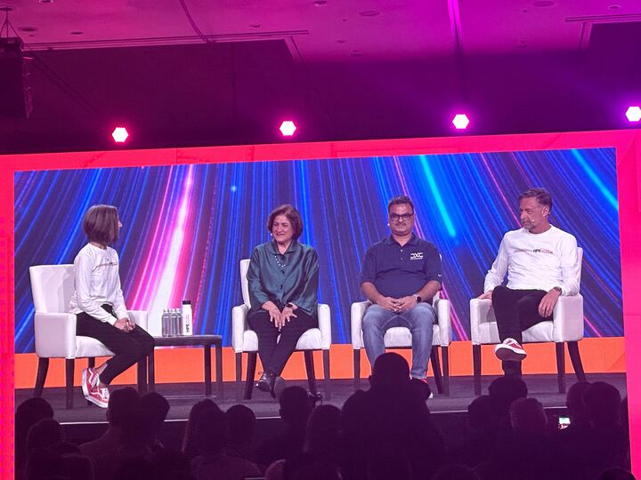AMDNetworking's tweet photo. It’s always a pleasure to be a part of @ArubaNetworks #ArubaAtmosphere alongside @HPE to discuss the latest Data Center #technologies and showcase the Aruba CX 10000. https://t.co/y6rZaWEnMC