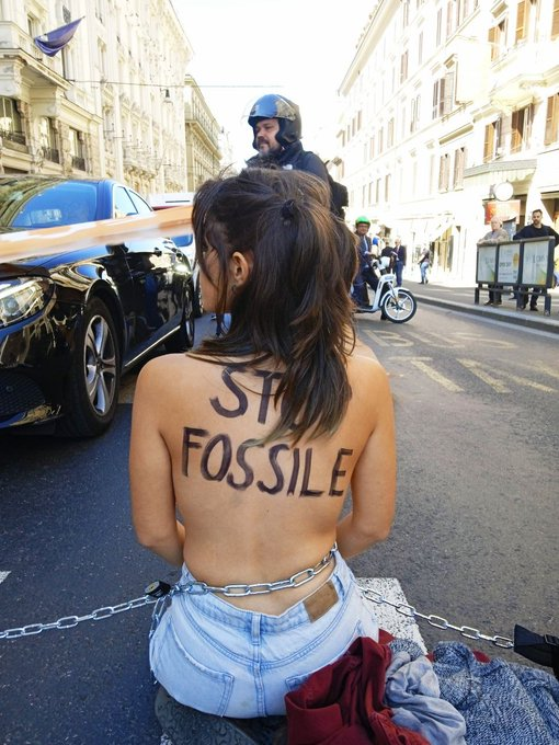 alswolf's tweet photo. "Oscena è l'inazione del Governo di fronte alle sofferenze dei propri cittadini.
Osceno è un Senato che si schiera parte civile al processo.
Osceno è chi, anche tra gli esponenti del Governo, continua a negare l'emergenza" (@UltimaGenerazi1)
#StopFossile https://t.co/Y3ZS1SYq46