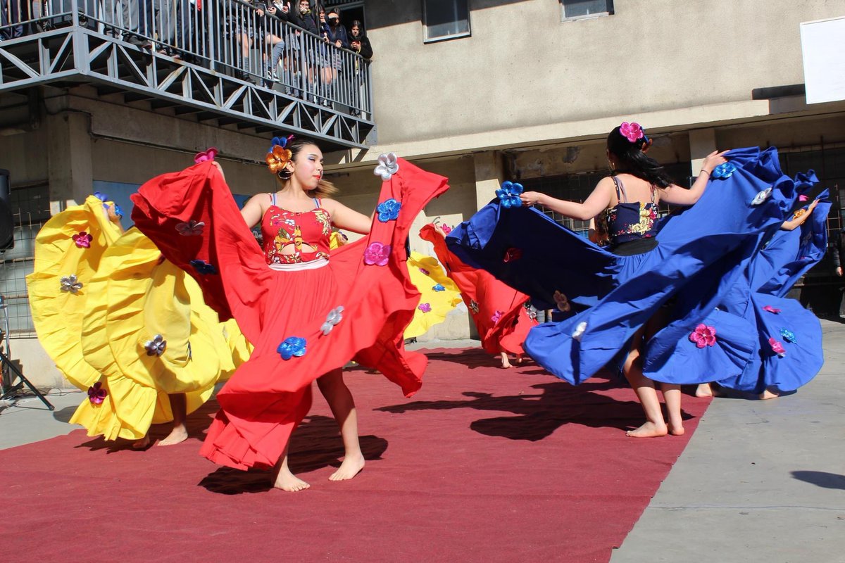 LiceodeCoronel's tweet photo. Con coloridas vestimentas y variados bailes, estudiantes pertenecientes al Ballet Folclórico del Liceo de Coronel, realizaron una presentación artística en el marco del Día Internacional de la Danza. https://t.co/7Zcq59h6kJ