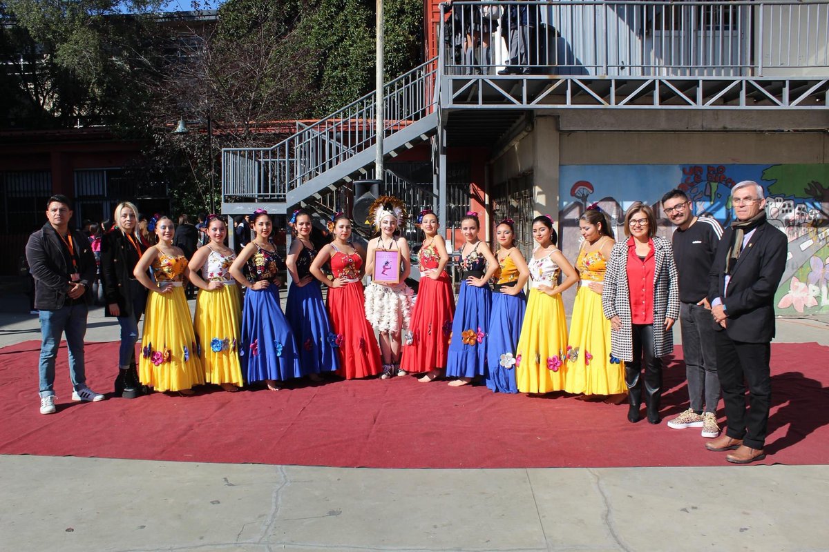 LiceodeCoronel's tweet photo. Con coloridas vestimentas y variados bailes, estudiantes pertenecientes al Ballet Folclórico del Liceo de Coronel, realizaron una presentación artística en el marco del Día Internacional de la Danza. https://t.co/7Zcq59h6kJ
