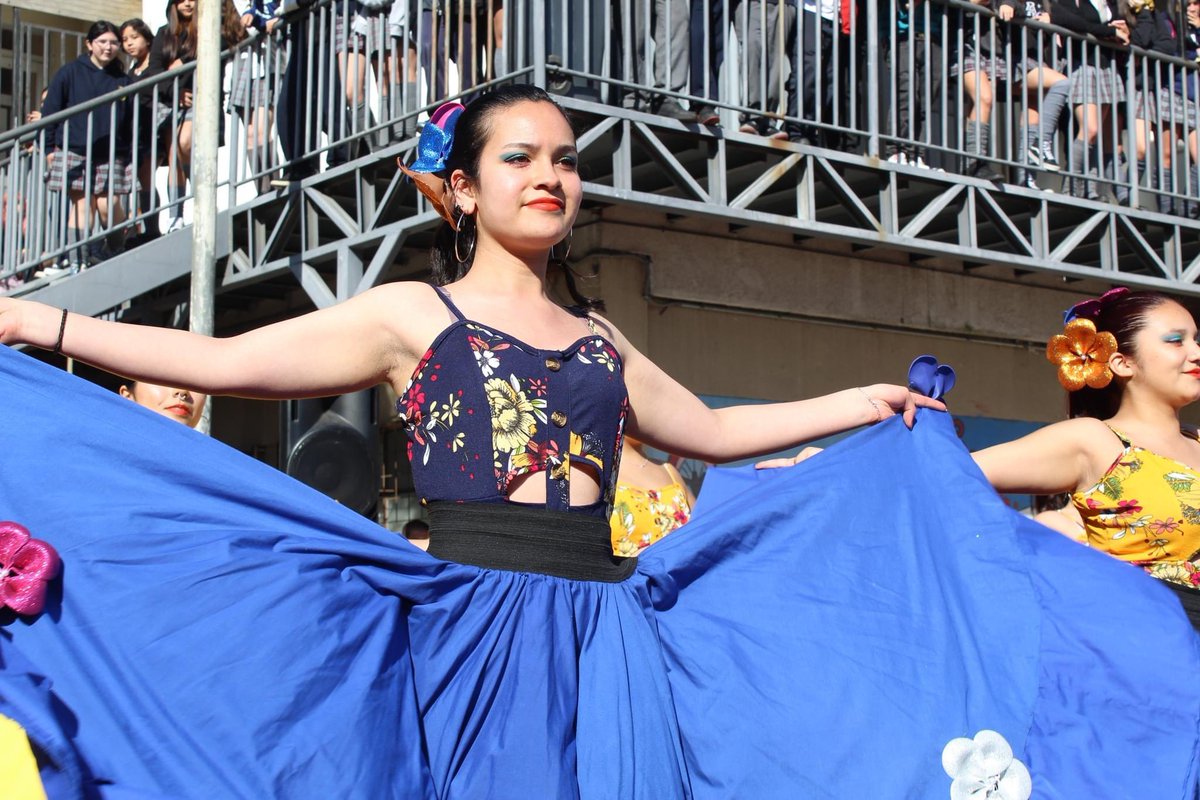 LiceodeCoronel's tweet photo. Con coloridas vestimentas y variados bailes, estudiantes pertenecientes al Ballet Folclórico del Liceo de Coronel, realizaron una presentación artística en el marco del Día Internacional de la Danza. https://t.co/7Zcq59h6kJ