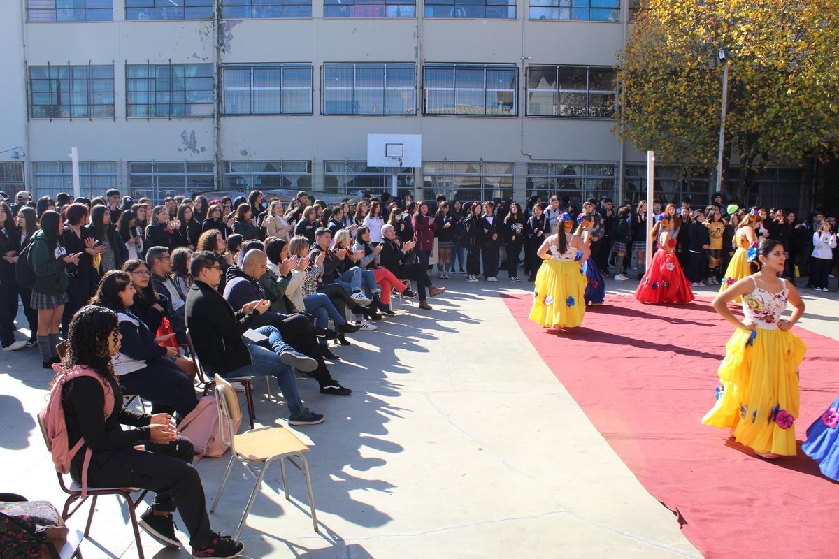 LiceodeCoronel's tweet photo. Con coloridas vestimentas y variados bailes, estudiantes pertenecientes al Ballet Folclórico del Liceo de Coronel, realizaron una presentación artística en el marco del Día Internacional de la Danza. https://t.co/7Zcq59h6kJ