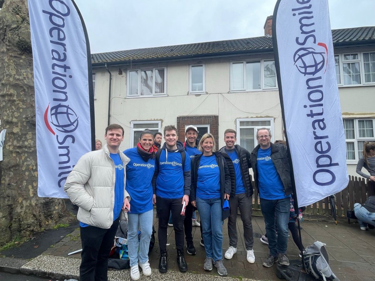 OpSmileUK's tweet photo. We're thrilled to tell you that our amazing @LondonMarathon runners raised £21,499 - enough to give life-changing surgery to 143 children with #cleftconditions! The #OperationSmile cheering squad really enjoyed cheering you on! Thanks all! #SmileHeroes! ❤️👏 🏃♀️🏃🏾 #WeRunTogether https://t.co/1GoZpI4Dwu