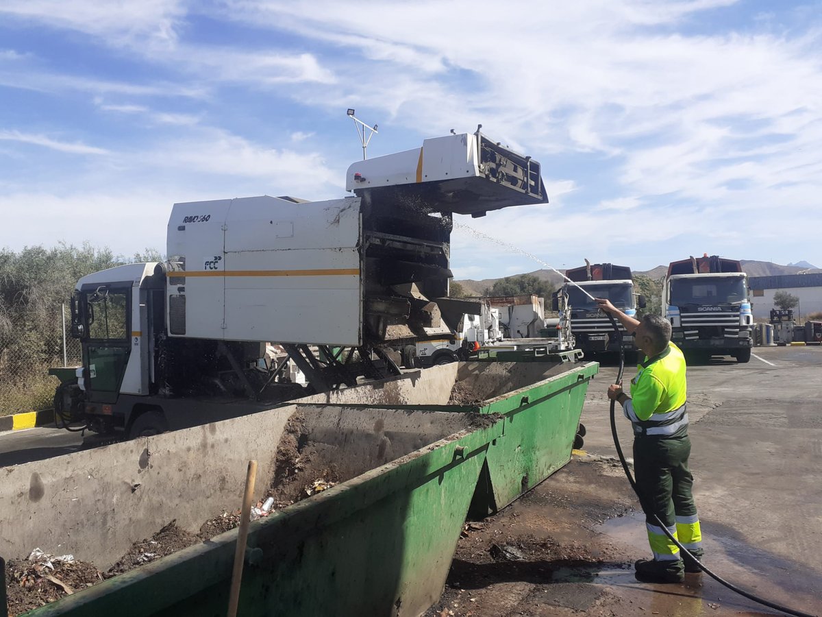 ✔ Una vez finalizados los trabajos de barrido mecánico, se lleva a cabo el vaciado y posterior lavado del vehículo en las instalaciones de <a href="/FCC_MA/">FCC Medio Ambiente</a> 📌