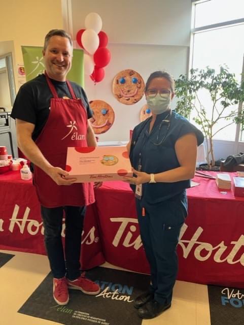 FondationElan's tweet photo. Le personnel médical de l'IRDPQ a spontanément prescrit, aux usagers, des SOURIRES à la douzaine.

Sur la photo : Charles Salvas, gestionnaire Marketing régional, Est-du-Québec - Marque Tim Hortons et Dre Émilie Caron de l'IRDPQ

@TimHortons 
#BiscuitSourire https://t.co/3W1ULkloVW