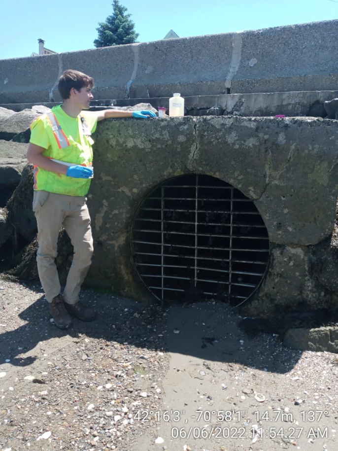sde_inc's tweet photo. Dry weather sampling at a tidally influenced outfall. Notice how high up the grate you can see debris, which is indicative of the level of flow discharging from the structure -or- the height of the tide and backwater into the structure -or- some combination of both. https://t.co/pjYz25OVim