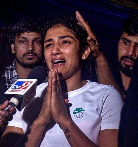 Lokpal__singh's tweet photo. इन आंसुओं का बदला जरूर लिया जायेगा,
@sangeeta_phogat हिम्मत रखो।
@BajrangPunia @SakshiMalik @Phogat_Vinesh https://t.co/5dzZBcEJyY