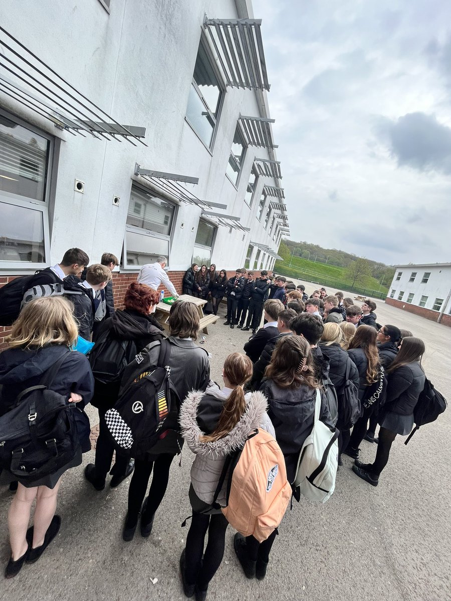 GwyddYGCRh's tweet photo. Aelodau Blwyddyn 11 @Cwmrhymni yn gwylio Dr Morgan yn arbrofi gydag adwaith asid sylffwrig crynodedig a siwgr 🧪👨🔬⚗️ #cemeg #dysgwyruchelgeisiol https://t.co/L3FdzxDosP