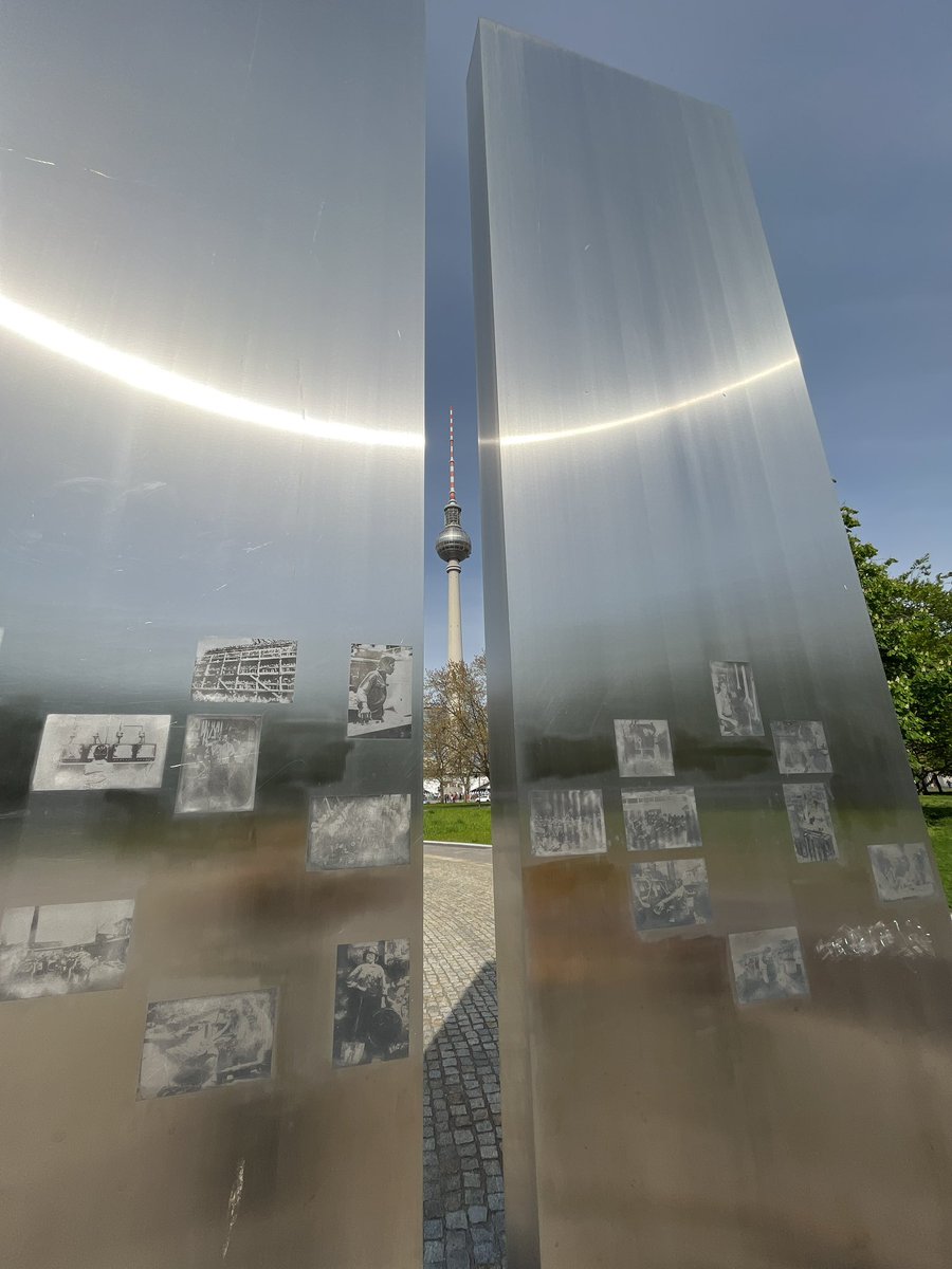 Liebesgrüße aus der Hauptstadt!
Habt einen zauberhaften Nachmittag! ☀️🙋‍♂️