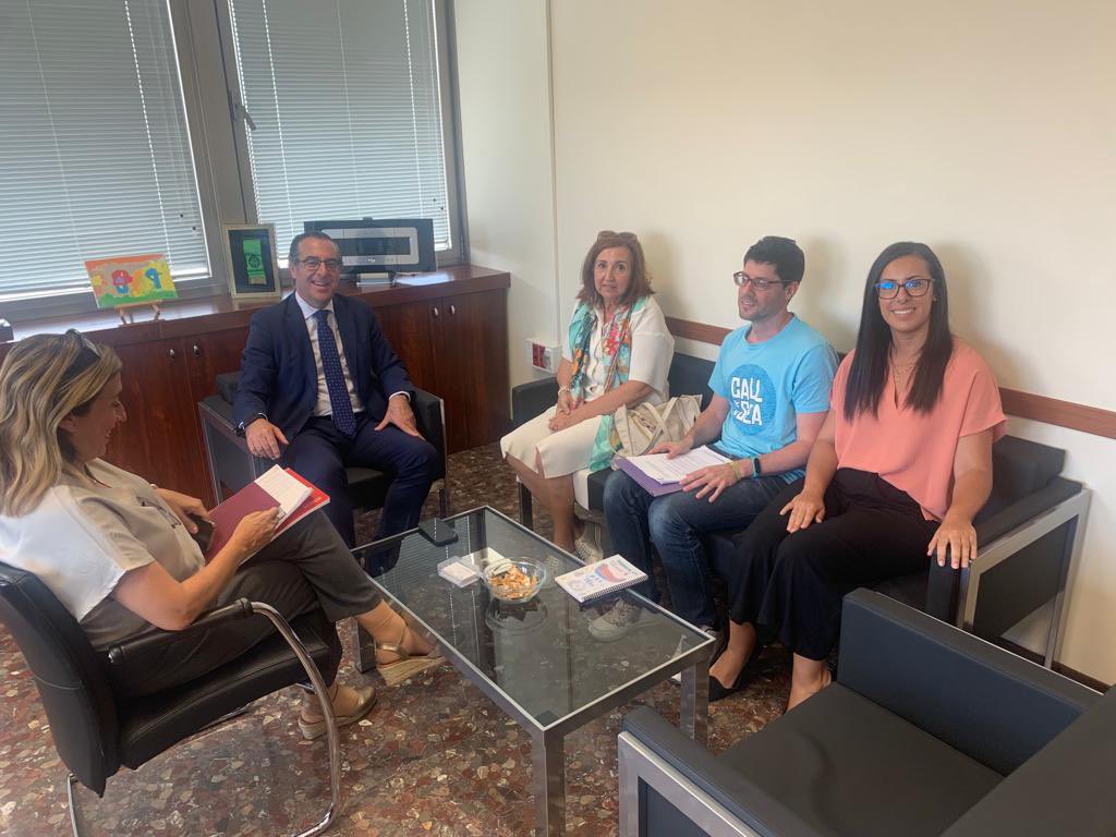 educacionmlg's tweet photo. 🗣️El @PintorDENISB contará con 2 líneas de Infantil para el curso 23-24. @Miguel_Briones_ lo comunica en la reunión mantenida con la dirección y el AMPA del centro. https://t.co/wSGBJLtiEk